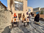 Päť afgánskych žien dostalo šijacie stroje