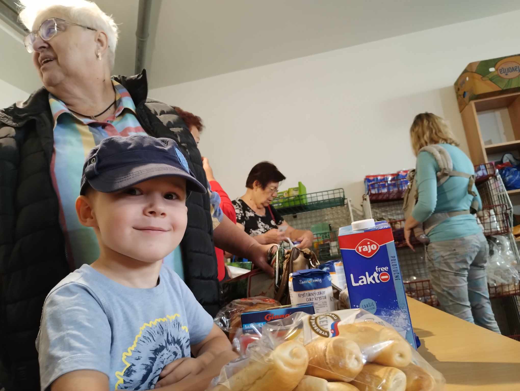 Výdaj materiálnej pomoci v Prievidzi ... rodinky, mamky, staré mamy, vnúčatká, osamelí dôchodcovia, invalidi