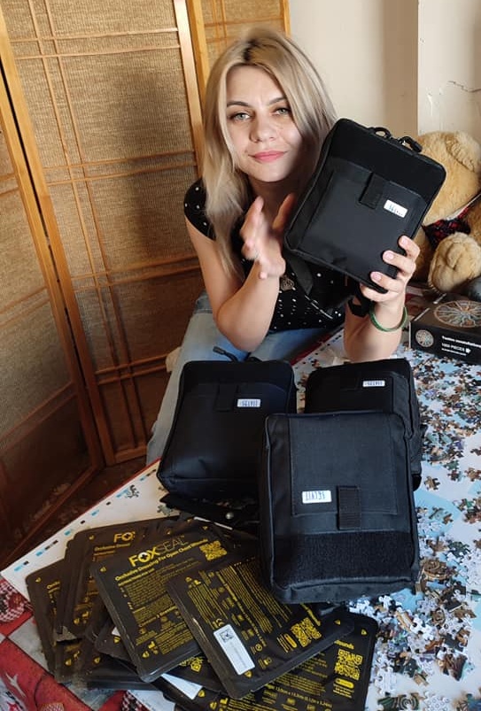 Tatiana z Rivne s lekárničkami IFAK Kit a FoxSeal Chest Seal